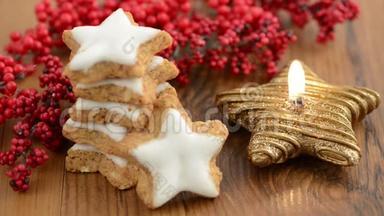 星星形状的圣诞蜡烛。 还有一些甜食，如肉桂糕点和红珍珠